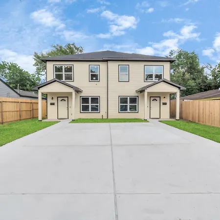 2 Homes! Sleeps 18, Games, Gated Parking & More!